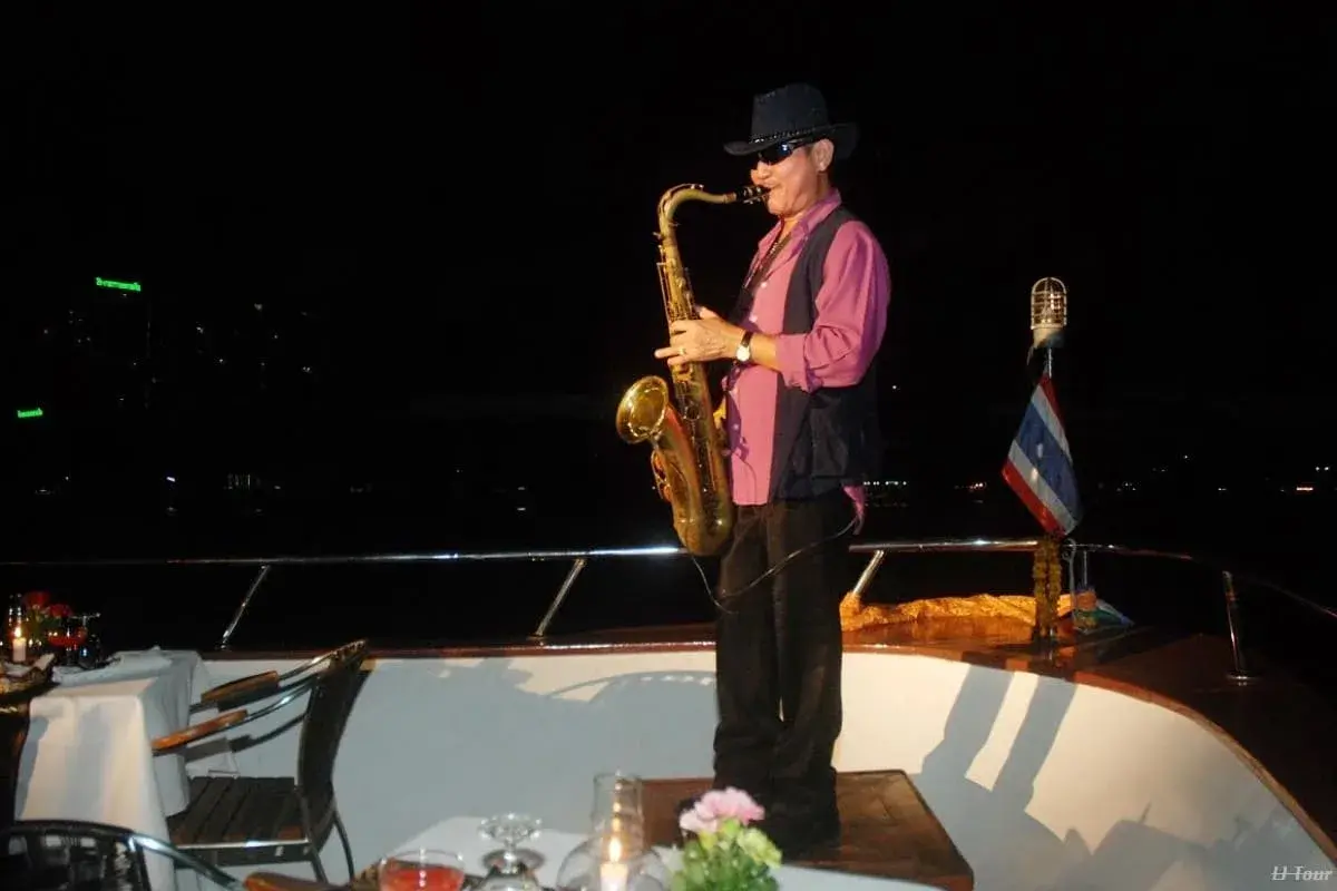 Grand Pearl Dinner Cruise