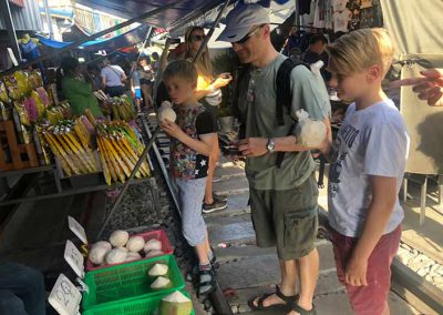 Samutsongkam-Train-market-