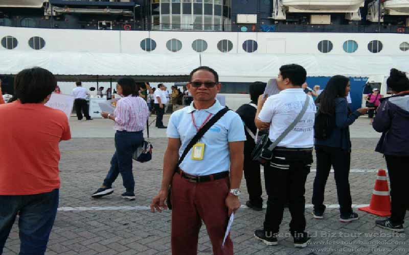 Guide Ken, wisely tour guide from Bangkok