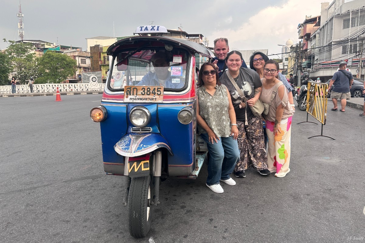 BKK Tuk Tuk ridingT 1200X800