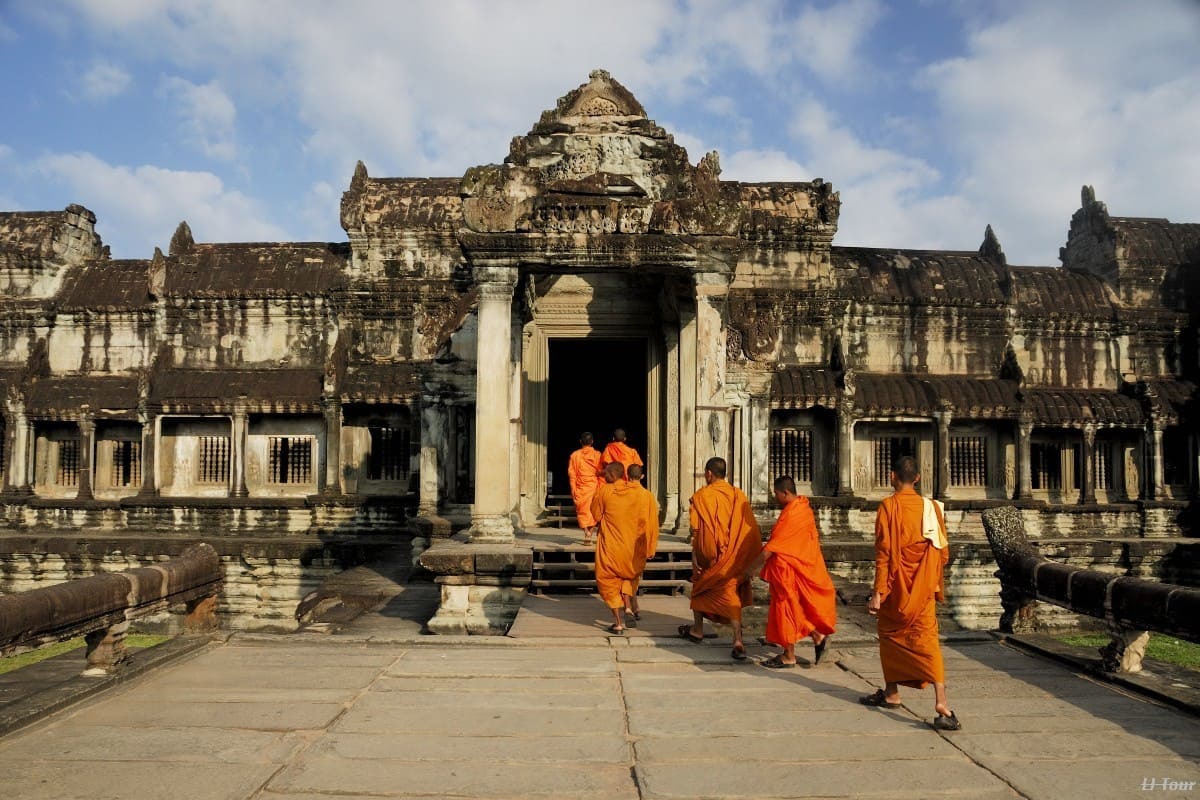 REP Angkor wat Monk 1200X800
